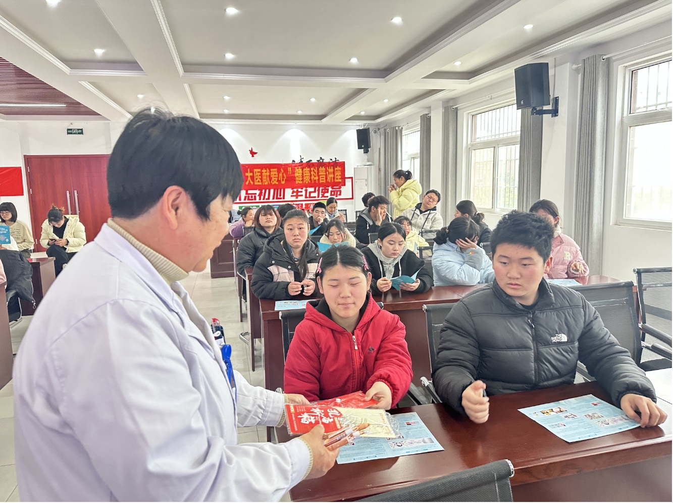 尉氏县中心医院开展“爱耳日”进特校，开启听力健康之声